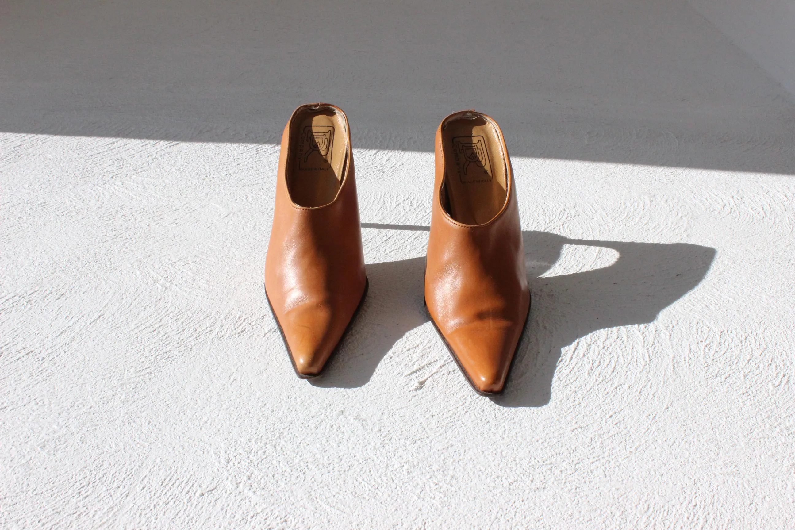 90s Italian Vintage Caramel Leather Pointed Toe Mules ~ Euro 38