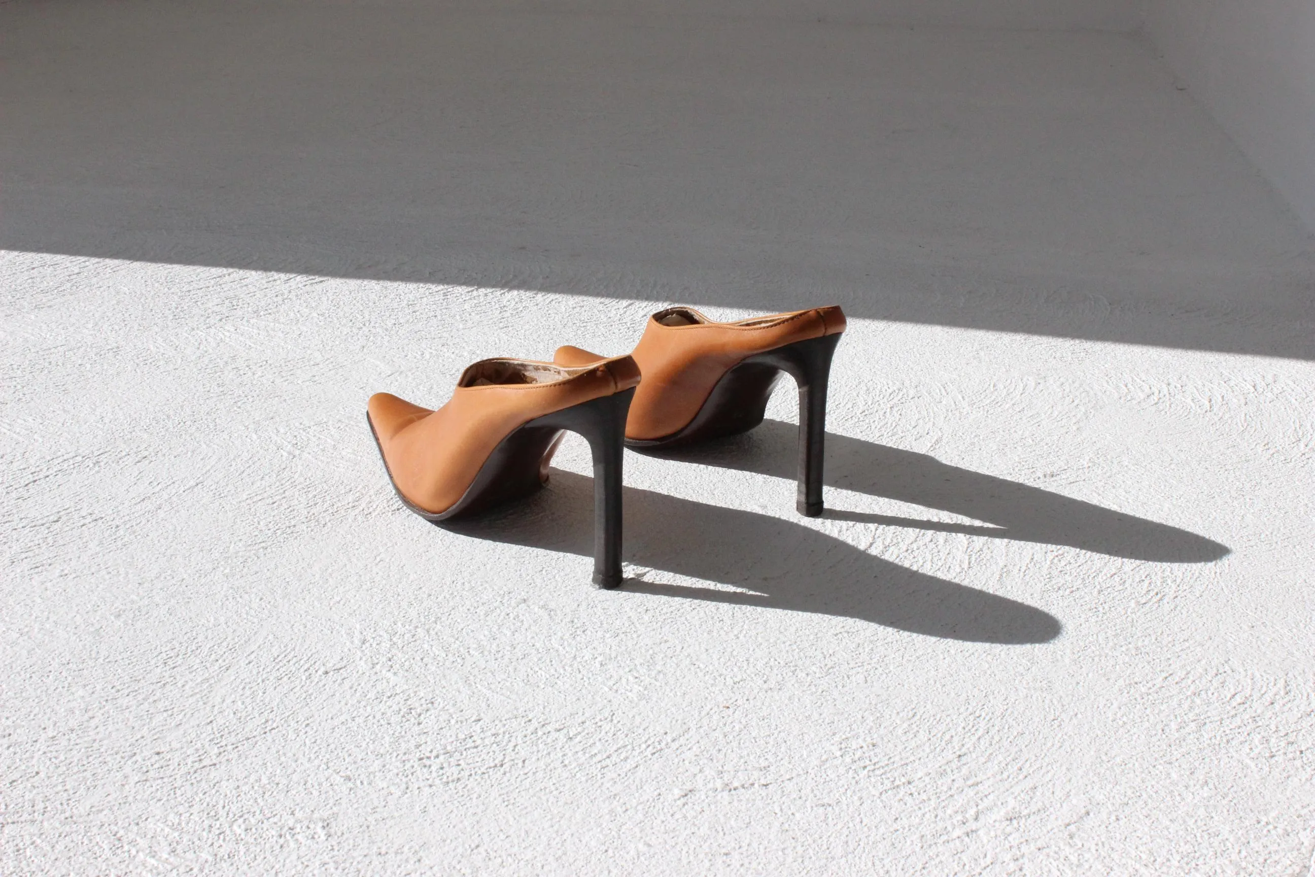 90s Italian Vintage Caramel Leather Pointed Toe Mules ~ Euro 38