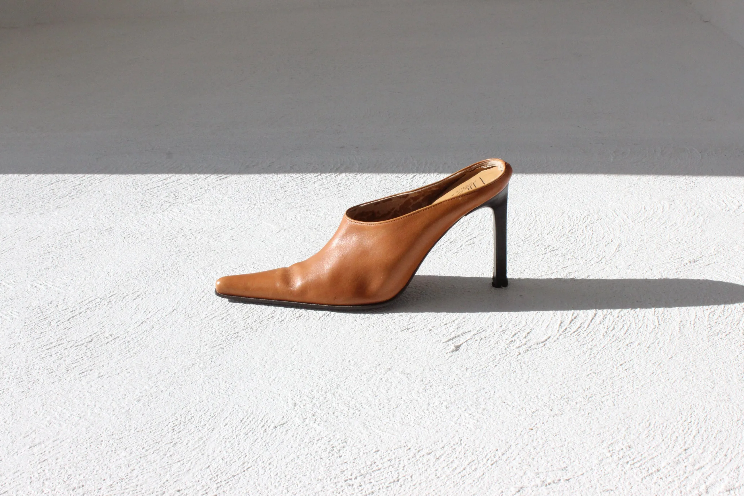 90s Italian Vintage Caramel Leather Pointed Toe Mules ~ Euro 38