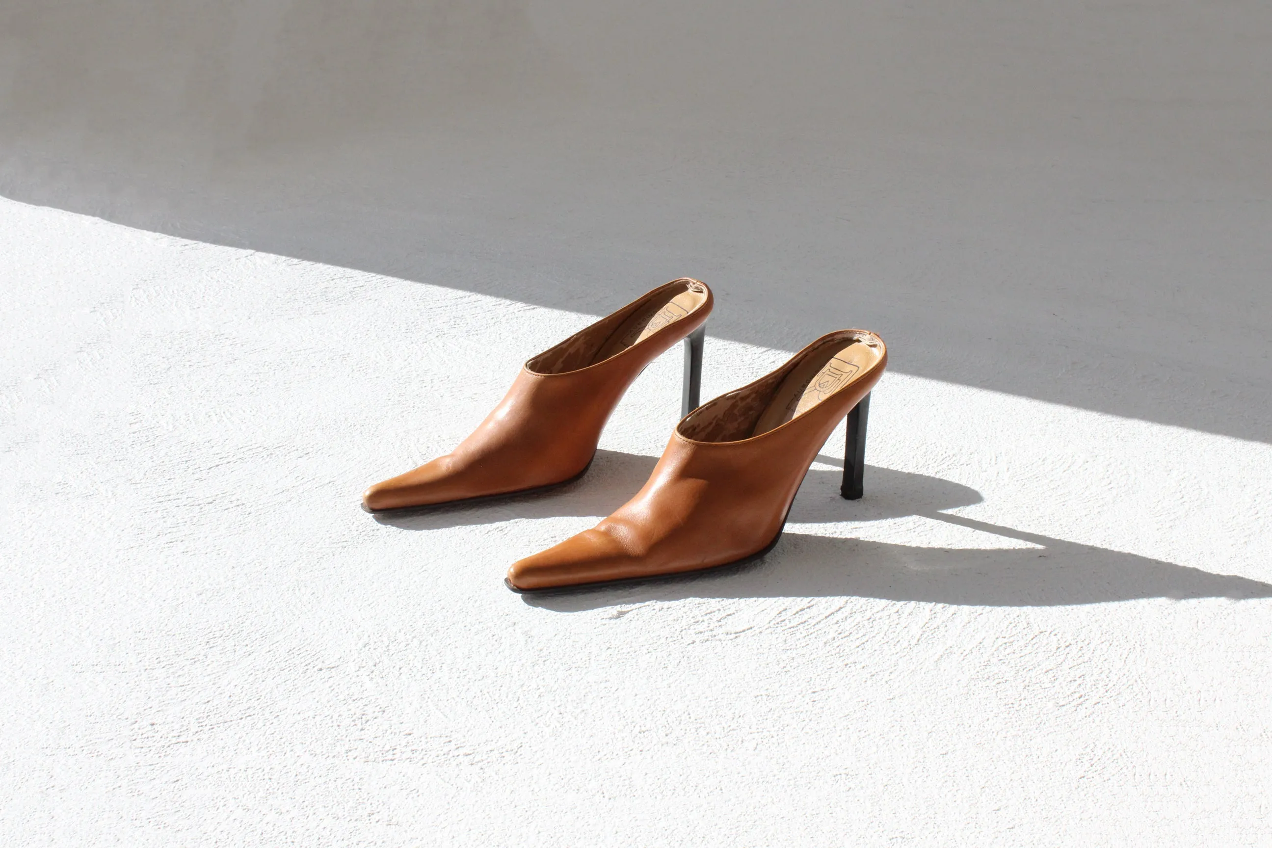 90s Italian Vintage Caramel Leather Pointed Toe Mules ~ Euro 38