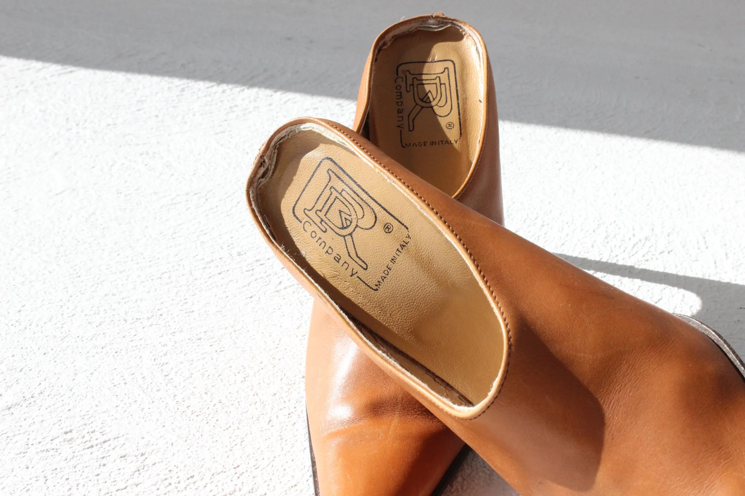 90s Italian Vintage Caramel Leather Pointed Toe Mules ~ Euro 38