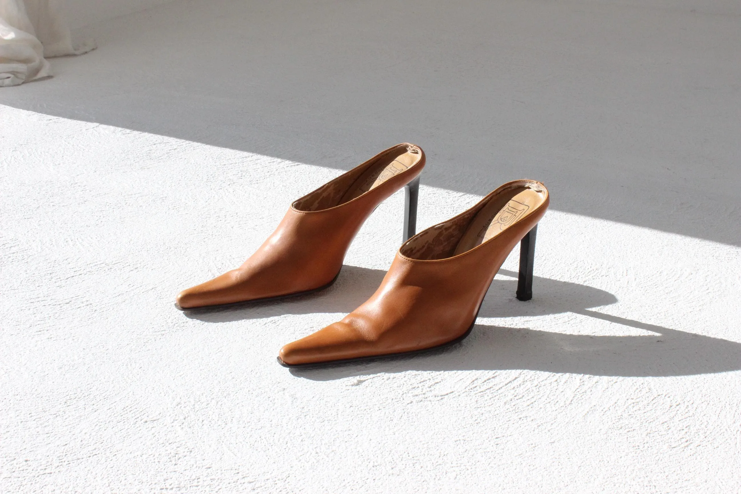 90s Italian Vintage Caramel Leather Pointed Toe Mules ~ Euro 38