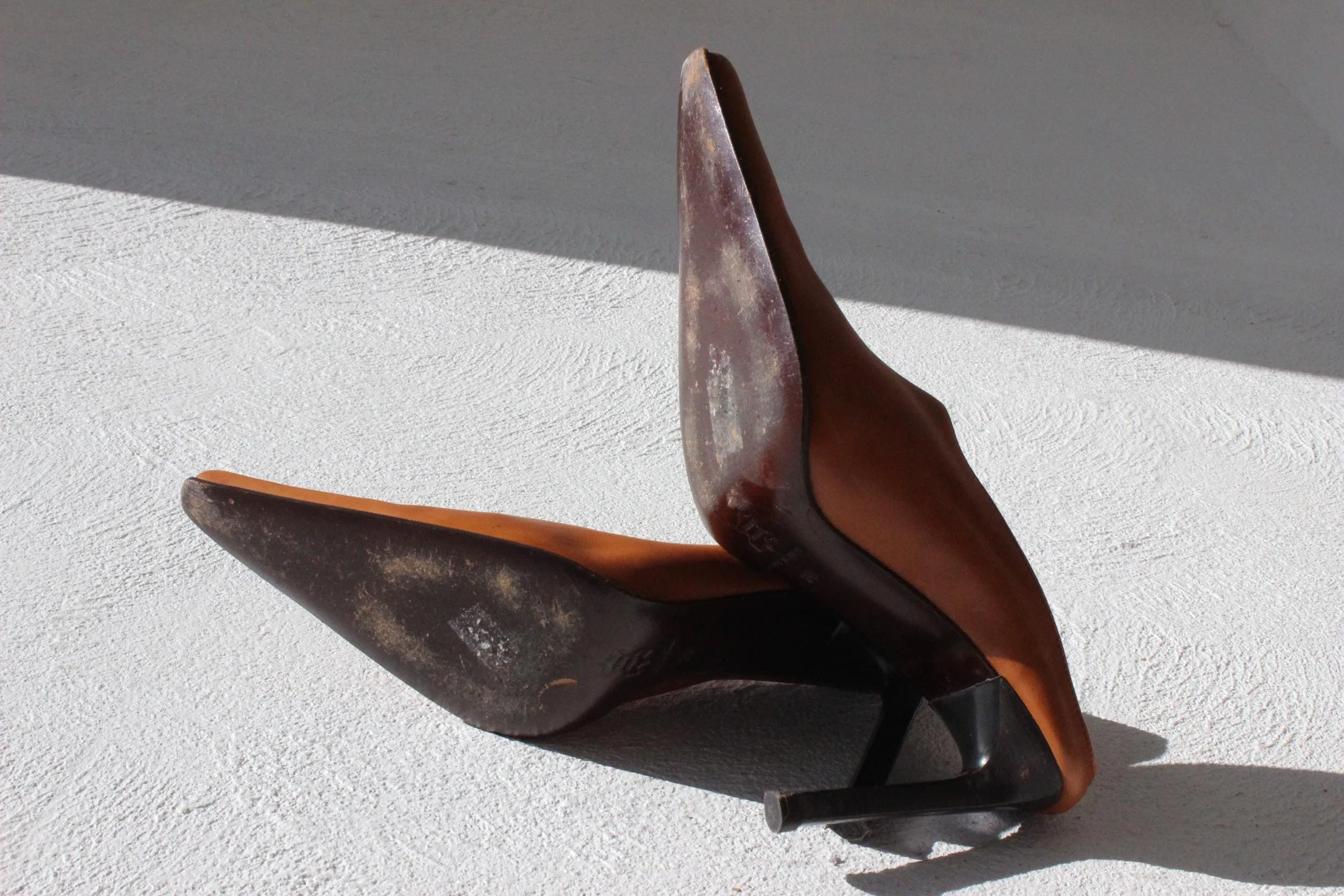 90s Italian Vintage Caramel Leather Pointed Toe Mules ~ Euro 38